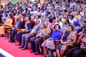 Nnaabagereka ali ku University,  e Makerere,  mu kujjukira Sarah Ntiro.