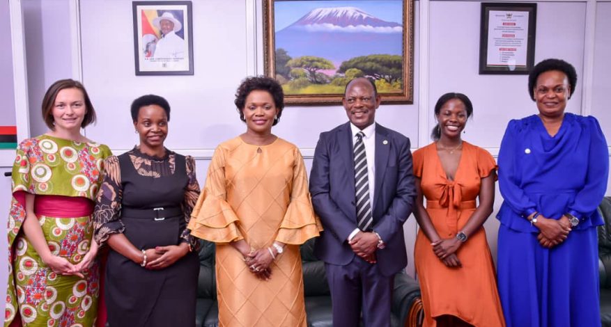 Nnaabagereka ali ku University, e Makerere, mu kujjukira Sarah Ntiro.