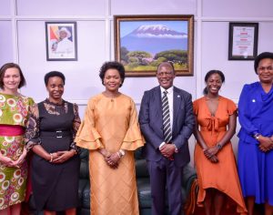 Nnaabagereka ali ku University, e Makerere, mu kujjukira Sarah Ntiro.